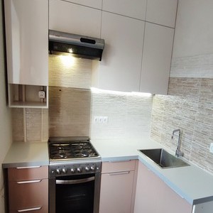 Глянцевая угловая кухня в кофейном цвете. Даже небольшая кухня может быть привлекательной и функциональной! Светлые глянцевые фасады дают глубины и воздуха помещению не утяжеляя его.