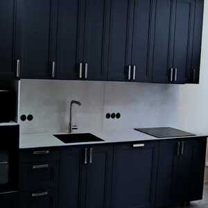 Монтаж керамогранита на фартук без стенного бардюра