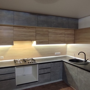 Угловая двухъярусная кухня в современном стиле.