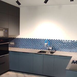 Угловая кухня со столешницей из HPL-пластика